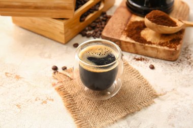 Arka planda bir fincan Türk kahvesi.