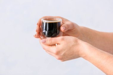 Hafif arka planda bir fincan Türk kahvesi olan kadın.