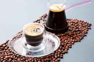 Cezve, bir fincan Türk kahvesi ve renkli fasulye.