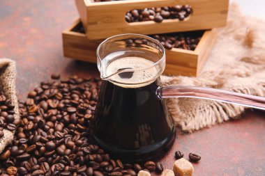 Cezve 'de Türk kahvesi ve grunge fonda fasulye.