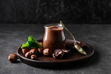 Lezzetli çikolata ezmeli kavanoz ve koyu fındıklı.