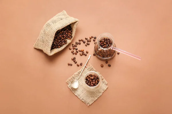 천연색 배경에 커피콩 — 스톡 사진