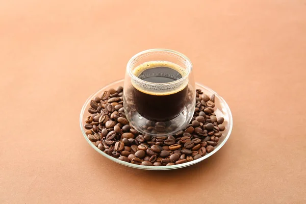 Tasse Türkischer Kaffee Und Untertasse Mit Bohnen Auf Farbigem Hintergrund — Stockfoto