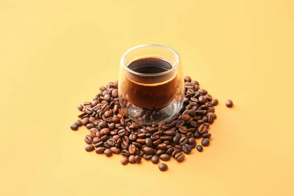 色の背景にトルココーヒーと豆のカップ — ストック写真