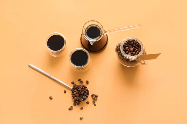 セズブ トルココーヒーと豆のカップの色の背景 — ストック写真