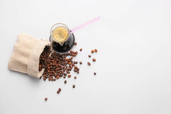 土耳其咖啡 在清淡的背景下与豆子一起装袋 — 图库照片