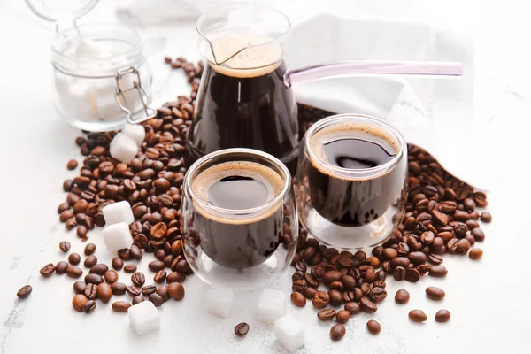 Cezve Kopjes Turkse Koffie Bonen Een Lichte Achtergrond — Stockfoto