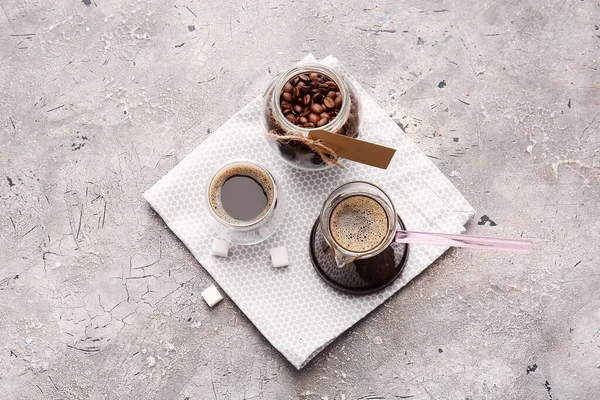 Cezve Tasse Türkischen Kaffee Und Bohnen Auf Grunge Hintergrund — Stockfoto