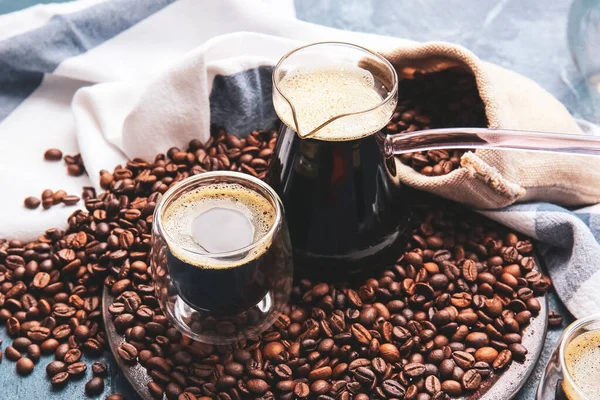 Cezve Kopje Turkse Koffie Bonen Kleur Achtergrond — Stockfoto