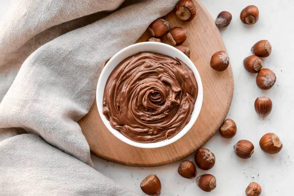 Cuenco Con Sabrosa Pasta Chocolate Avellanas Sobre Fondo Claro — Foto de Stock