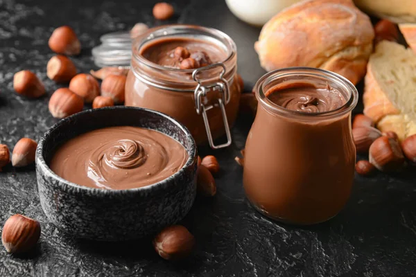 Jar Dan Mangkuk Dengan Pasta Coklat Lezat Dan Hazelnut Pada — Stok Foto