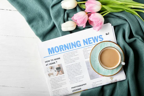 Morgenzeitung Mit Tasse Kaffee Und Tulpenblumen Auf Weißem Hintergrund — Stockfoto