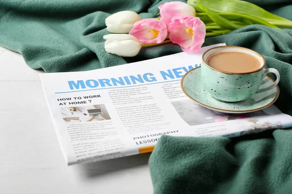 Morgenzeitung Mit Tasse Kaffee Und Tulpenblumen Auf Weißem Hintergrund — Stockfoto
