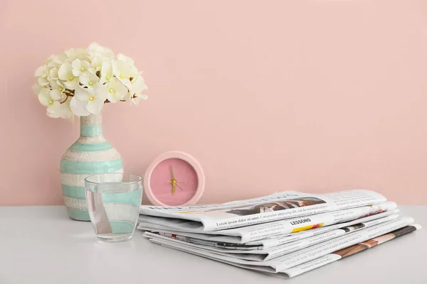 Newspapers Alarm Clock Vase Flowers Table Color Wall — Stock Photo, Image