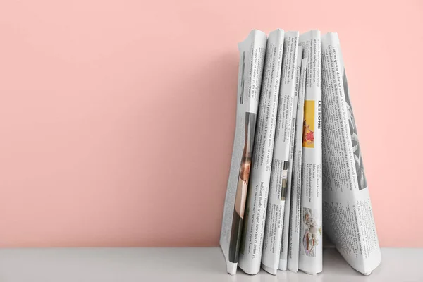 Newspapers Table Color Wall — Fotografia de Stock