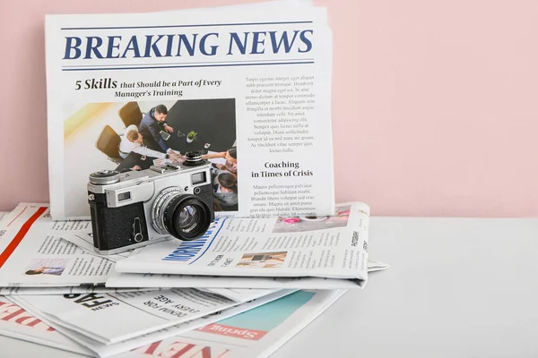 Newspapers Photo Camera Table Color Wall — Stockfoto