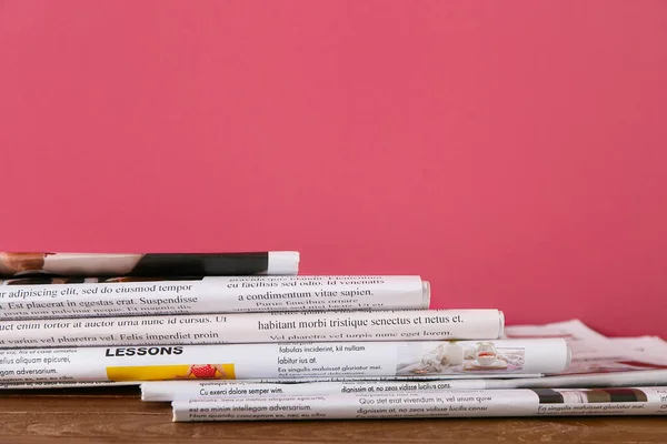 Newspapers Table Color Wall — Stock Photo, Image