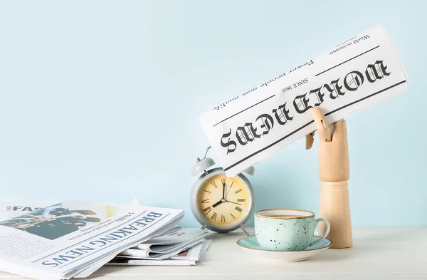 Composition Newspapers Wooden Hand Table Color Wall — Stock Photo, Image