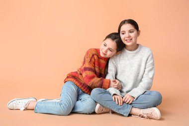 Renkli tatlı ikiz kızlar.