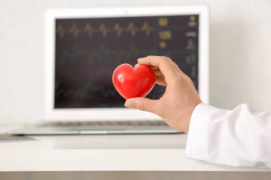 Klinikte kırmızı kalpli bir kadın kardiyolog.