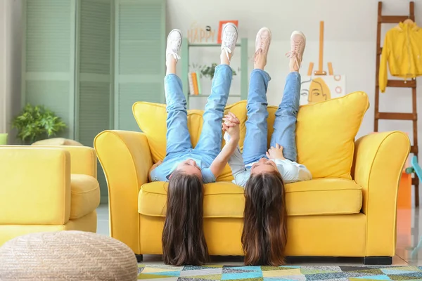 Cute Twin Girls Lying Sofa Home — Stock Photo, Image