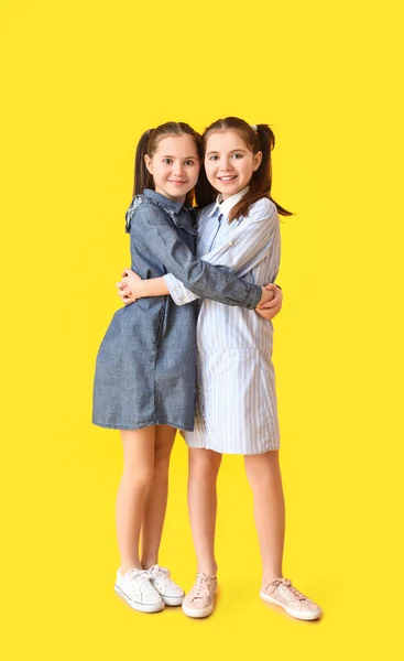 Симпатичные Девушки Близнецы Цветном Фоне — стоковое фото