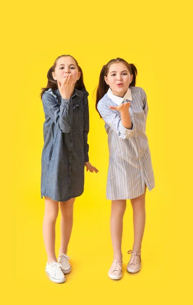Roztomilé Dvojčata Dívky Foukání Polibek Barevném Pozadí — Stock fotografie