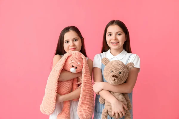 Симпатичные Девушки Близнецы Игрушками Цветном Фоне — стоковое фото