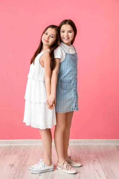 Симпатичные Девушки Близнецы Цветном Фоне — стоковое фото
