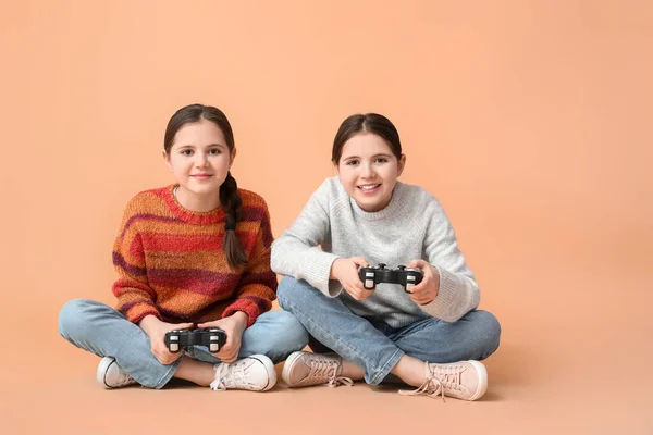 Cute Twin Girls Playing Video Game Color Background — Stock Photo, Image