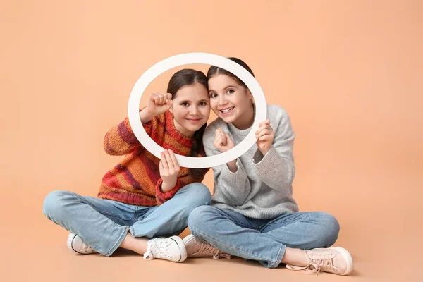 Mignonnes Filles Jumelles Avec Cadre Sur Fond Couleur — Photo