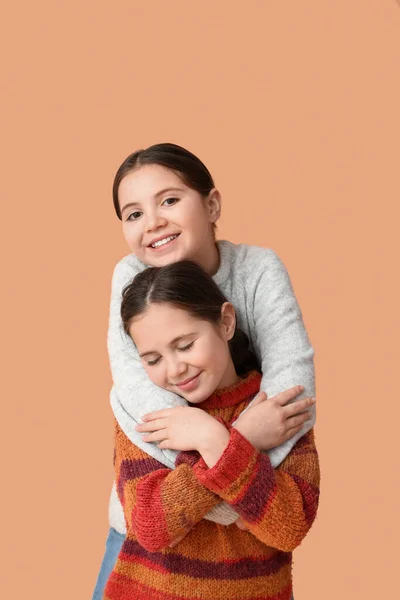 Cute Twin Dziewczyny Tle Koloru — Zdjęcie stockowe