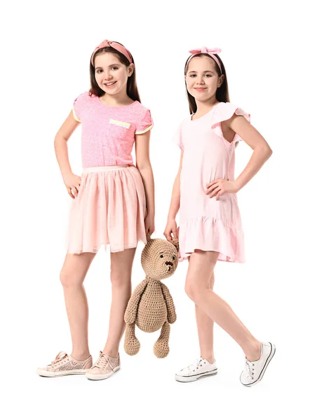 有白色背景玩具的可爱双胞胎女孩 — 图库照片