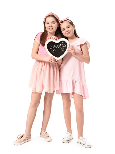 Schattige Tweeling Meisjes Boord Met Woord Sisters Witte Achtergrond — Stockfoto
