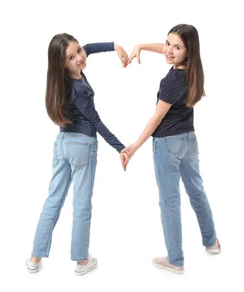Χαριτωμένα Δίδυμα Κορίτσια Κάνουν Σχήμα Καρδιάς Χέρια Τους Λευκό Φόντο — Φωτογραφία Αρχείου