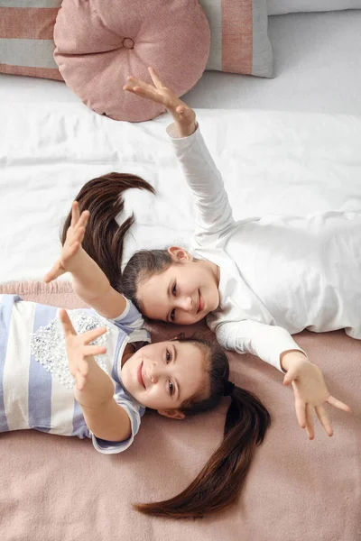 Carino Ragazze Gemelle Sdraiate Sul Letto — Foto Stock