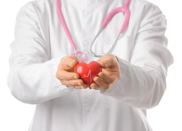 白い背景に赤い心臓を持つ女性の心臓病学者 クローズアップ — ストック写真