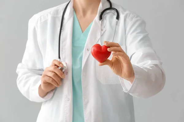 Cardiologista Feminina Com Coração Vermelho Fundo Cinza — Fotografia de Stock