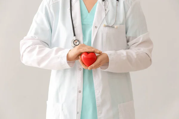 Kardiolog Czerwonym Sercem Szarym Tle — Zdjęcie stockowe