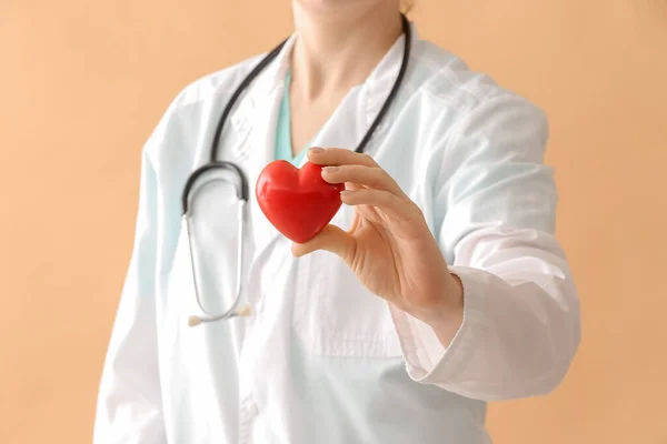 Női Kardiológus Piros Szív Színes Háttér — Stock Fotó