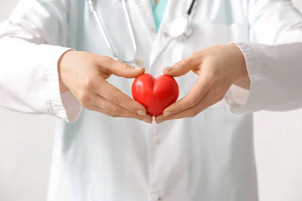 Kardiologin Mit Rotem Herz Auf Hellem Hintergrund Nahaufnahme — Stockfoto
