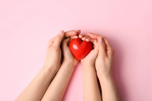 Renkli Arka Planda Kırmızı Kalpli Kadın Çocuğun Elleri — Stok fotoğraf