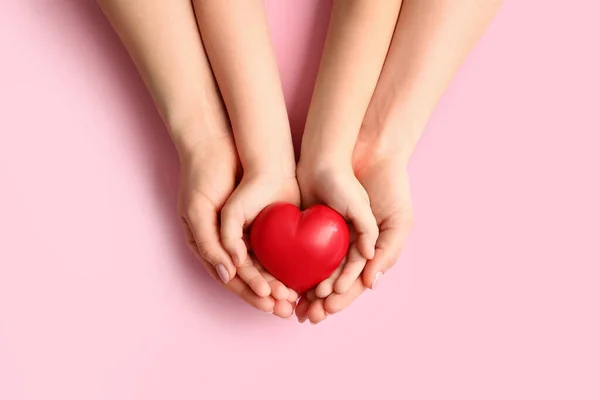Руки Жінки Дитини Червоним Серцем Кольоровому Фоні — стокове фото