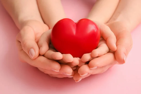 Manos Mujer Niño Con Corazón Rojo Sobre Fondo Color Primer —  Fotos de Stock