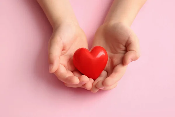 Mani Del Bambino Con Cuore Rosso Sfondo Colori Primo Piano — Foto Stock