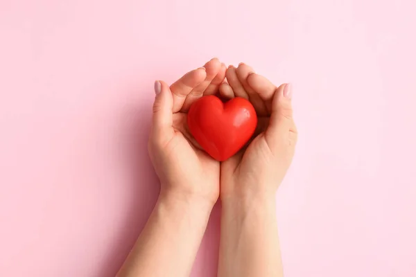 Vrouwelijke Handen Met Rood Hart Kleur Achtergrond — Stockfoto