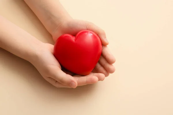 Manos Niño Con Corazón Rojo Sobre Fondo Color Primer Plano —  Fotos de Stock