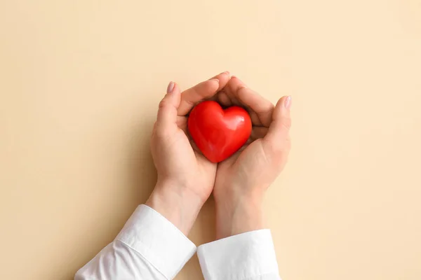 Manos Femeninas Con Corazón Rojo Sobre Fondo Color —  Fotos de Stock