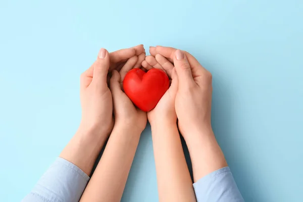 Mani Donna Bambino Con Cuore Rosso Sfondo Colori — Foto Stock