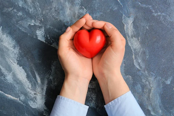 Vrouwelijke Handen Met Rood Hart Kleur Achtergrond — Stockfoto